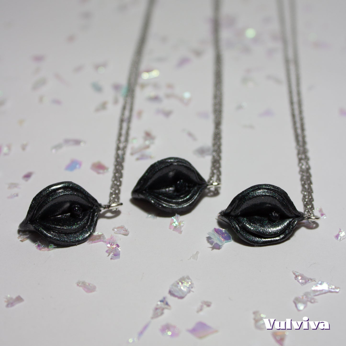 Black or White Vulviva Halskette