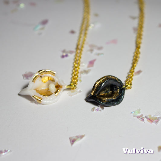 Black or White Vulviva Halskette