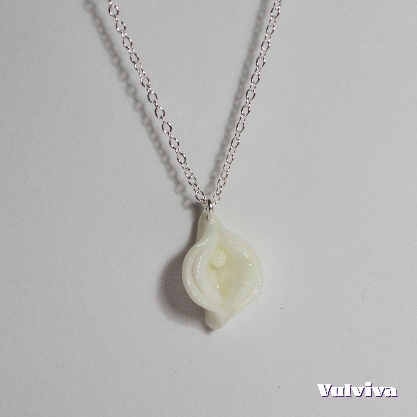 Black or White Vulviva Halskette