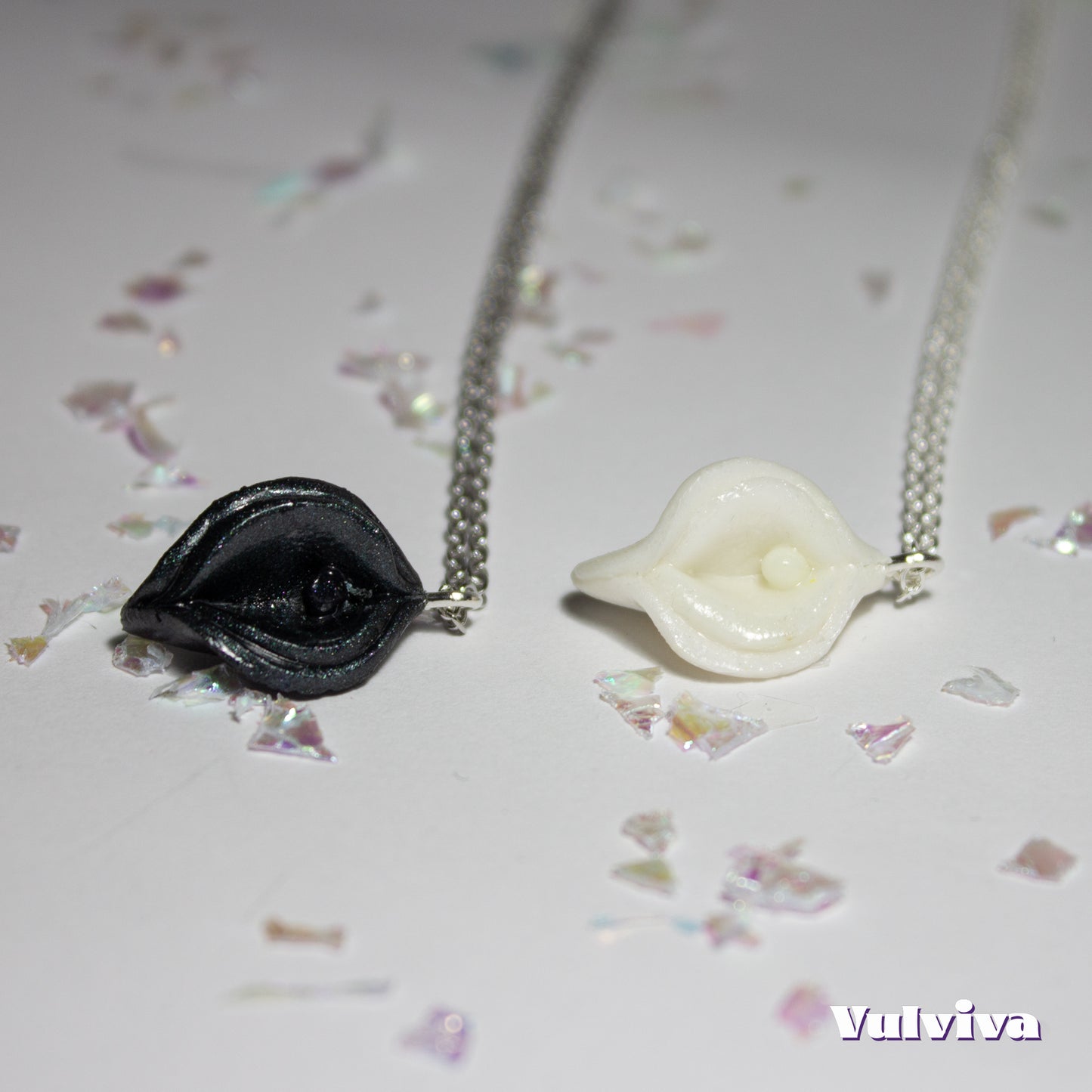 Black or White Vulviva Halskette